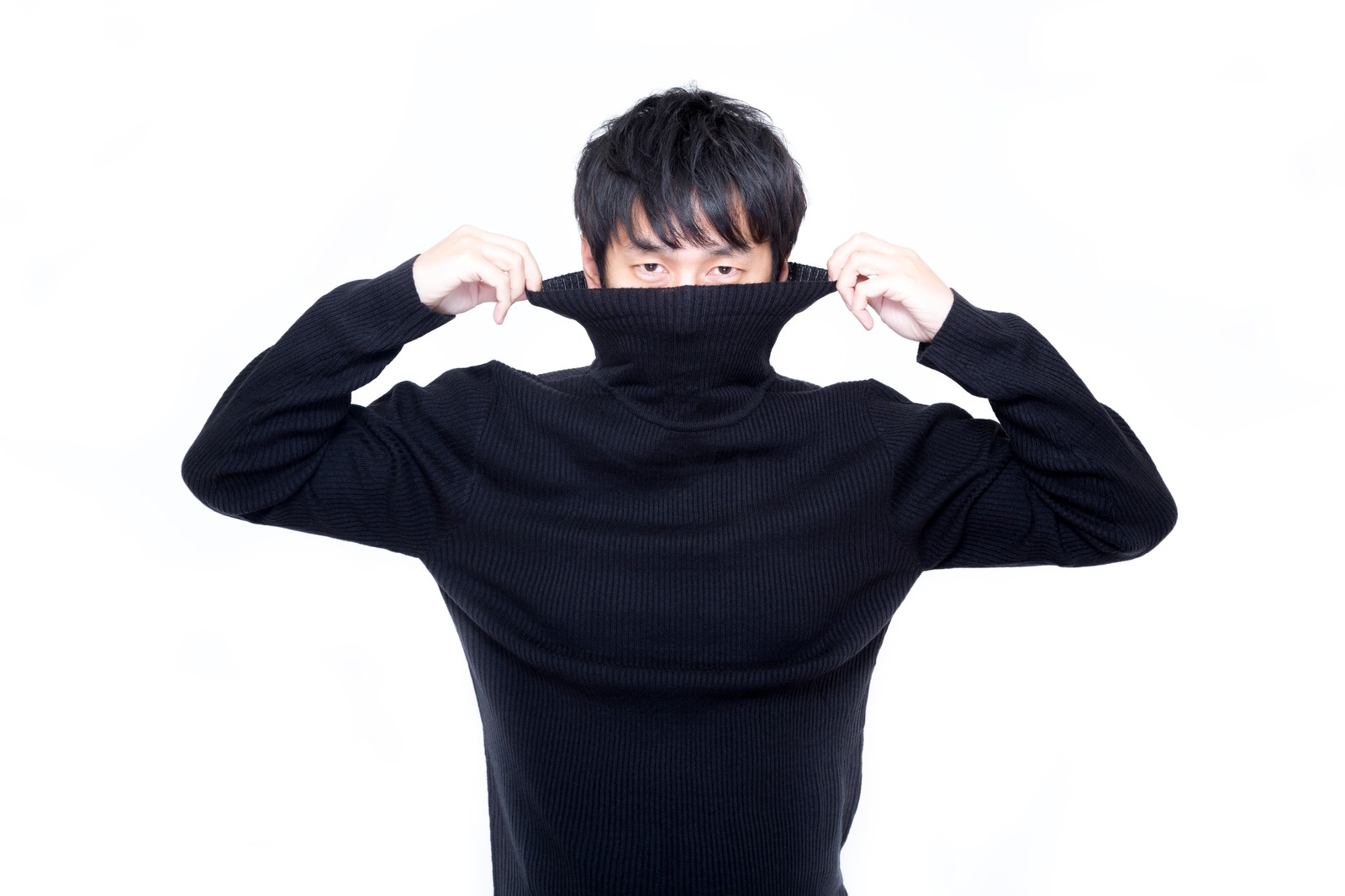 ばれない様に覆面を被ろうとしている男の人の画像