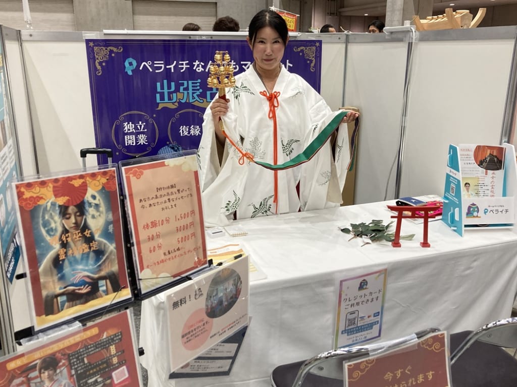 シャーマンの衣装と鳥居が印象的なカストロまゆみさま