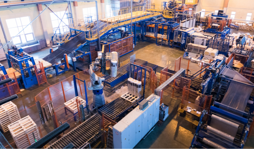 生産工場で複数の作業員が同時に作業を行っている様子