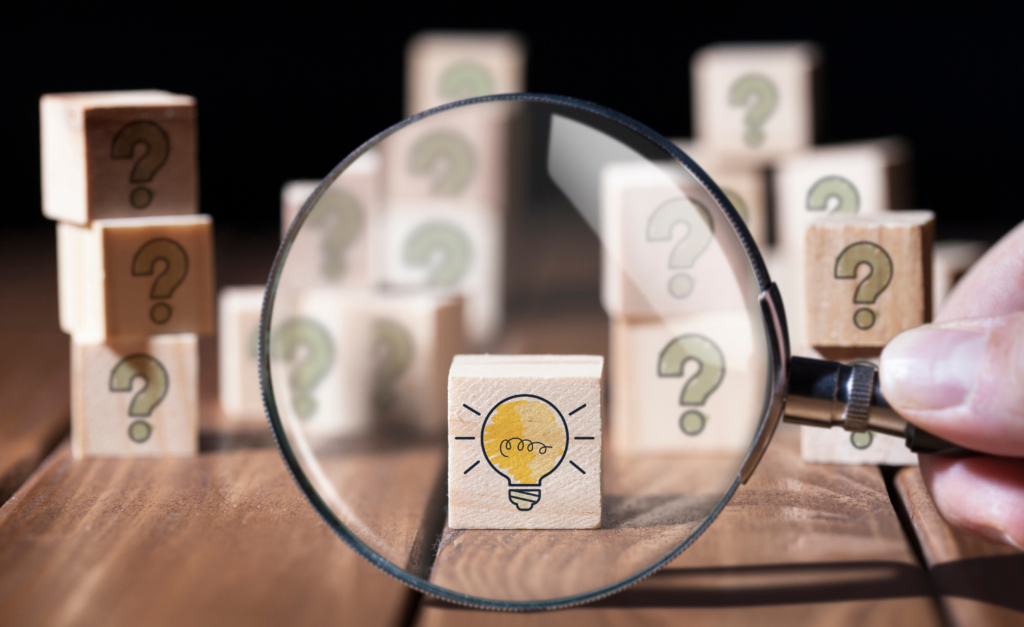 虫眼鏡でアイデアを探すイメージ画像