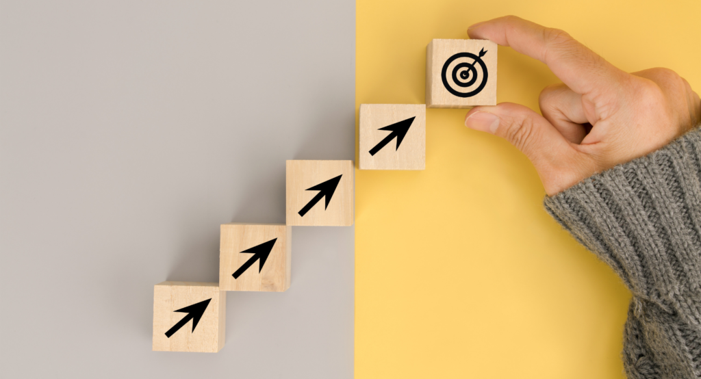 目標に向けてステップを積み重ねているイメージ画像